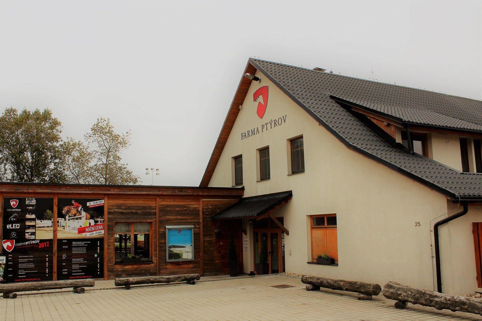 Hotel Farma Ptyrov Mnichovo Hradiště Esterno foto